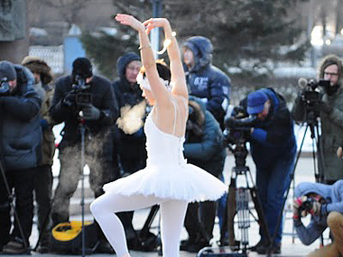 В России балерина станцевала на морозе "за свободу слова"