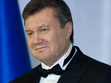 AP изучило "игру" вокруг болезни Януковича, вспомнив путч 1991 года