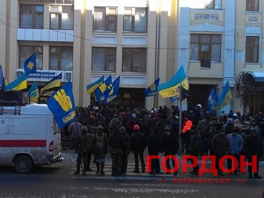 Активисты пикетировали киевское управление ГАИ, требуя найти виновных в поджоге автомобилей