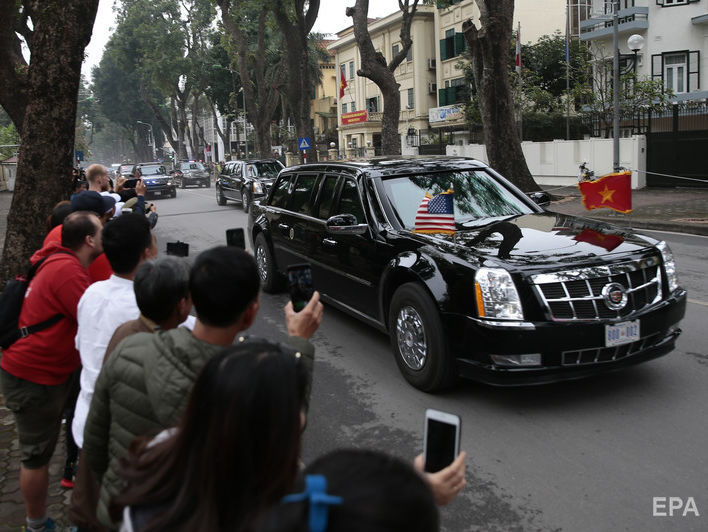 "Величезні натовпи і стільки любові". Трамп прибув до Ханоя для зустрічі з Кім Чен Ином