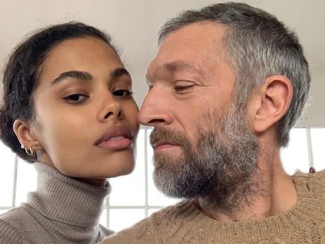 Кассель расстегнул штаны в кадре перед беременной женой