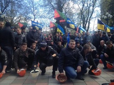 В правительственном квартале в Киеве протестуют несколько тысяч шахтеров. Фоторепортаж