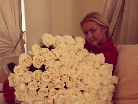 Волочкова в стрингах развела ноги в шпагате, лежа на спине