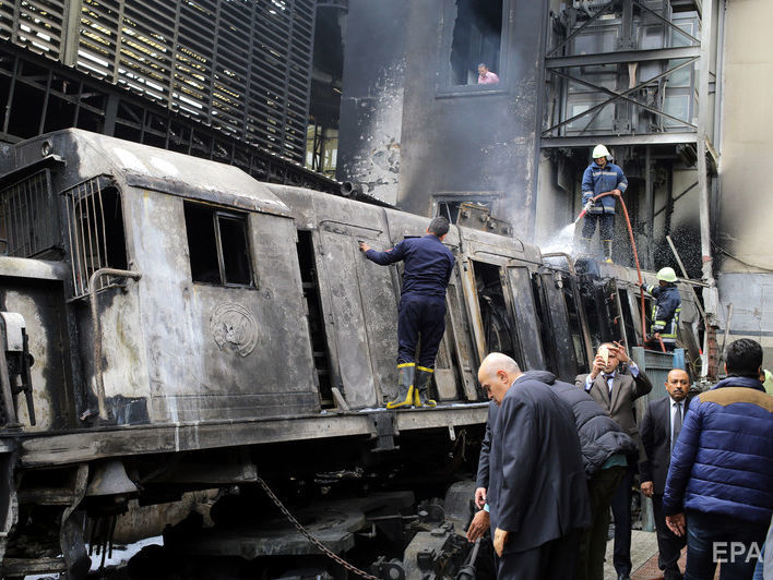 В Каире локомотив врезался в платформу и взорвался, погибло 25 человек