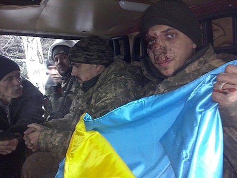 Андрей Бала держит в руках флаг Украины