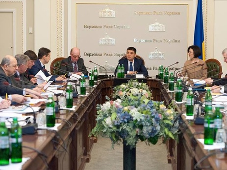 Гройсман: Рабочая группа по вопросам децентрализации подготовит текст законопроекта с изменениями в Конституцию до 13 мая