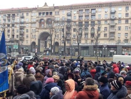 СМИ: В Киеве протестующие возле КГГА перекрыли Крещатик