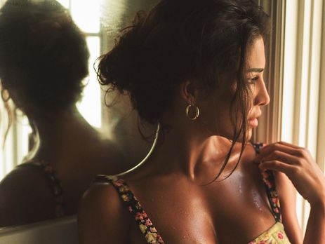 Димопулос снялась топлес и покаталась на слоне