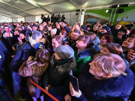 В Администрации Президента назвали инцидент со снятой Порошенко шапкой с девушки в Запорожье 