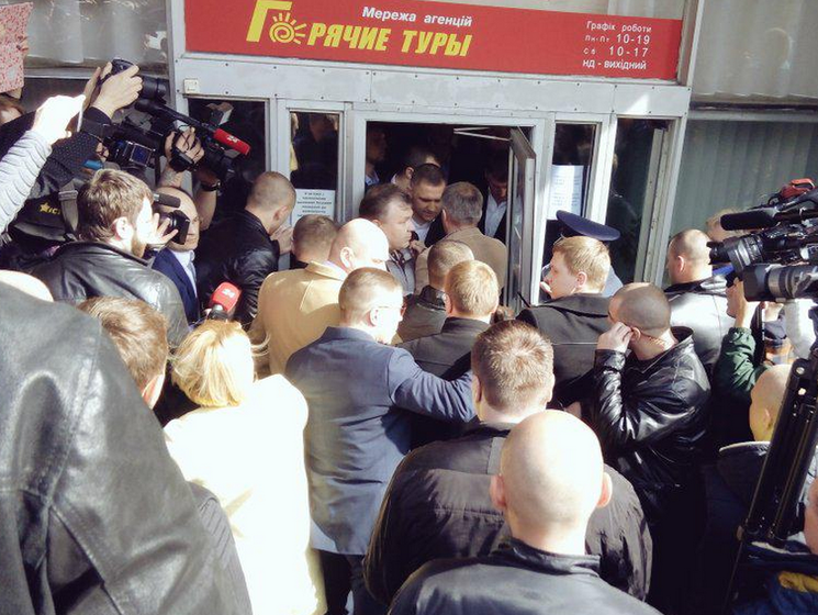 В Киеве неизвестные блокируют проведение съезда адвокатов, на котором должны были выбирать членов Высшего совета юстиции