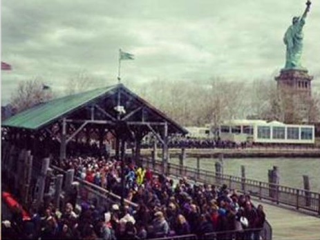 В Нью-Йорке эвакуируют посетителей статуи Свободы из-за угрозы взрыва