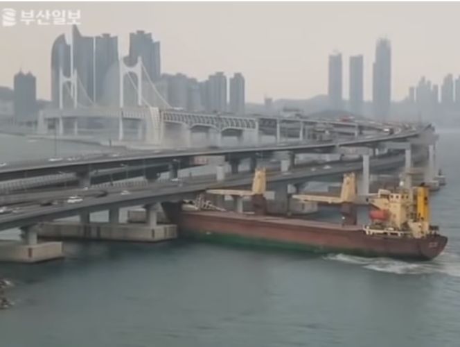 Російське вантажне судно з нетверезим капітаном врізалося в міст у Південній Кореї. Відео