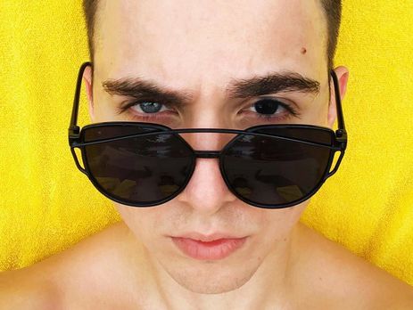 Melovin покрасил волосы в седой тон и надел черную линзу