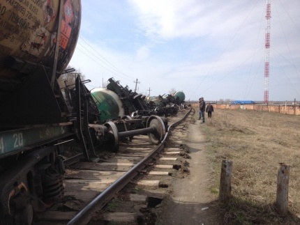 Под Омском с рельсов сошли цистерны с нефтью. Эвакуированы 500 человек