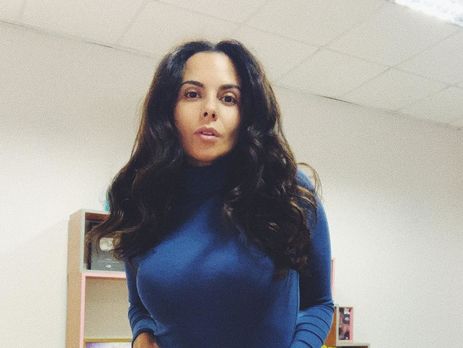 Каменських у панчохах підняла спідницю