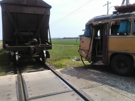 В Херсонской области автобус столкнулся с поездом. Один человек погиб