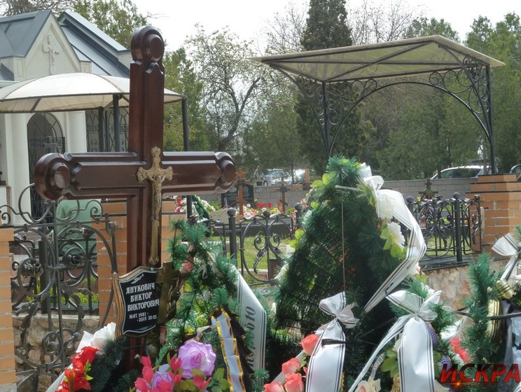На могиле сына Януковича появилась табличка с именем и датой смерти