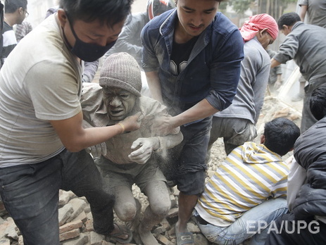 После мощного землетрясения в Непале продолжаются поисковые работы. Фоторепортаж