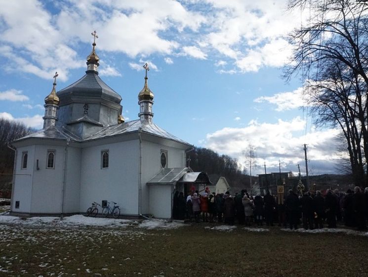 У Чернівецькій області суперечка про перехід громади в Православну церкву України завершилася бійкою священиків