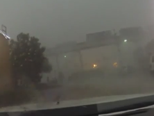 В США шквальный ветер сдул с моста поезд. Видео