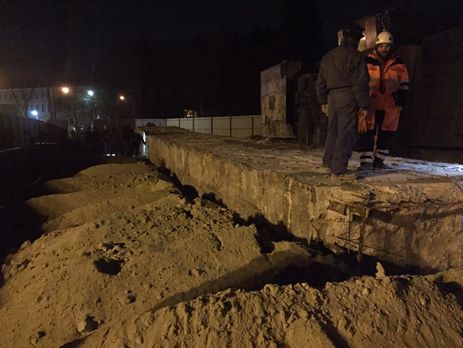 У Львові із третьої спроби знесли монумент Слави. Відео