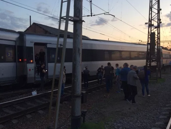 СМИ: Пассажирский поезд Нyundai, следовавший по маршруту Харьков&ndash;Киев, сошел с рельсов