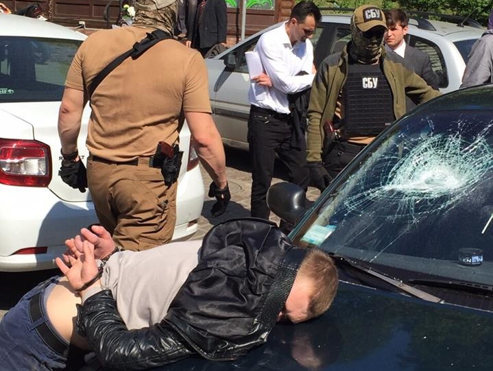 СБУ: Во время получения взятки в центре Киева задержаны двое следователей милиции