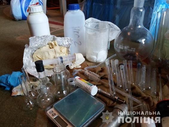 Поліція в Сумській області викрила притон і лабораторію з виробництва амфетаміну