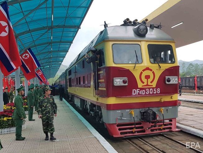 Ким Чен Ын путешествует на бронепоезде, который едет со средней скоростью 60 км/ч. Видео
