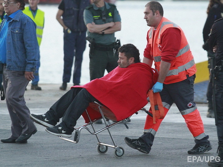 Спасатели эвакуировали всех пассажиров загоревшегося в Средиземном море парома