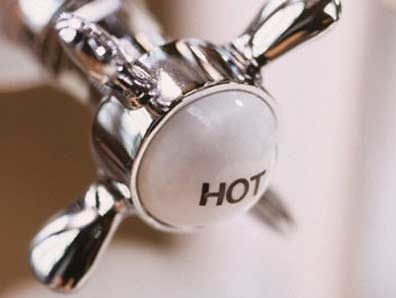 СМИ: В Киеве внепланово отключают горячую воду. Видео