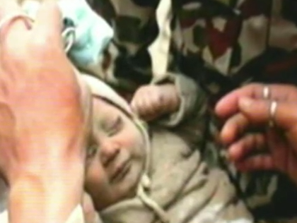 В Непале спасатели обнаружили младенца, который 22 часа провел под завалами