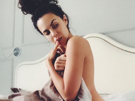 Каменских оголила ягодицы, пресс и ноги