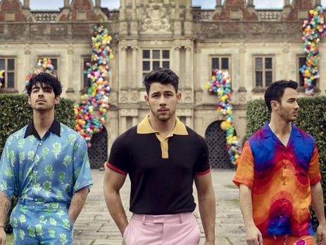 Sucker. Вышел клип Jonas Brothers c Джонас, Чопрой и Тернер. Видео