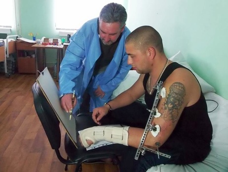 В Днепропетровском госпитале раненных солдат выводят из посттравматического синдрома арт-терапией. Фоторепортаж