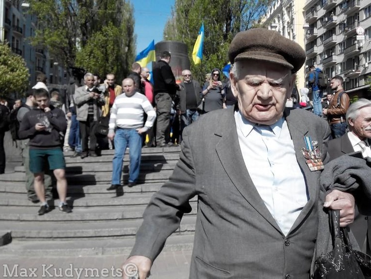 В Киеве возле постамента, на котором ранее находился памятник Ленину, собираются свободовцы