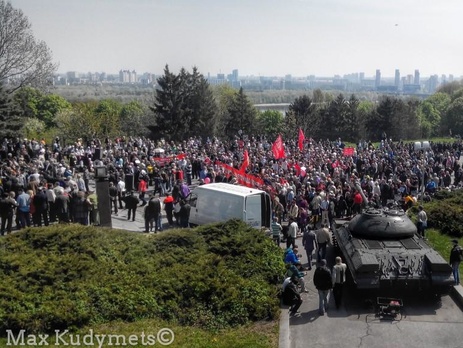 Несколько сотен коммунистов митингуют на территории музея истории Великой Отечественной войны в Киеве. Фоторепортаж
