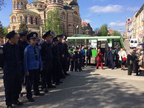 СМИ: В Харькове повздорили участники первомайского митинга и проукраинские активисты