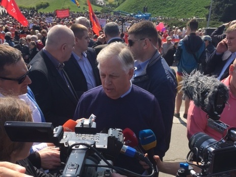 На несогласованный митинг коммунистов возле музея истории Великой Отечественной войны в Киеве пришел Симоненко