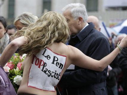 В Париже Femen устроили акцию протеста против Марин Ле Пен на первомайской демонстрации
