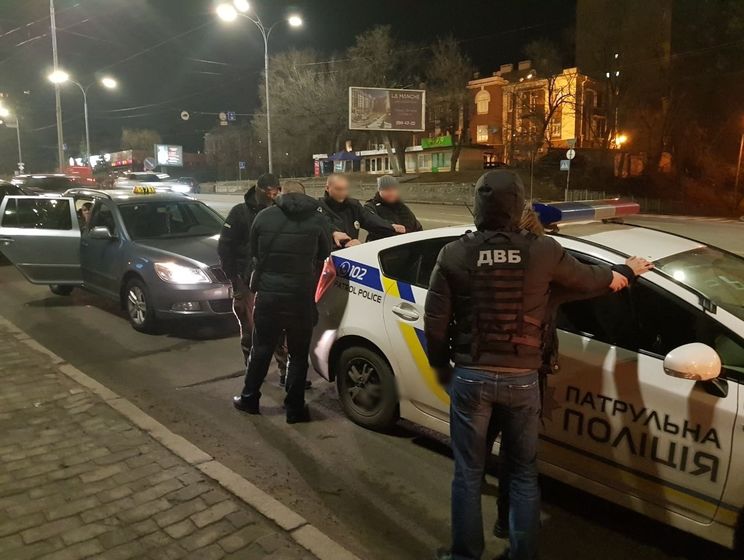 Двох київських патрульних затримали на хабарі в розмірі 9,9 тис. грн від водія – поліція