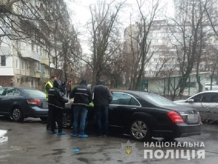 В Киеве в салоне Mercedes нашли застреленного мужчину, СМИ сообщают, что стрелок был в полицейской форме