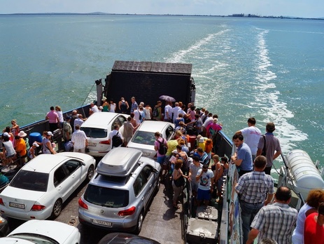 На Керченской переправе в очередях стоит более 1,5 тыс. автомобилей