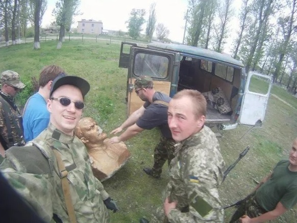 В Луганской области бойцы батальона "Айдар" сбросили с постамента бюст Ленина