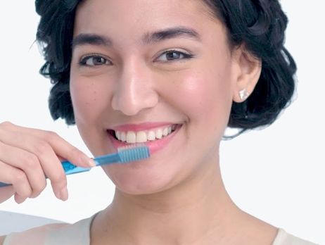 100 років еволюції догляду за зубами показали в короткому ролику. Відео