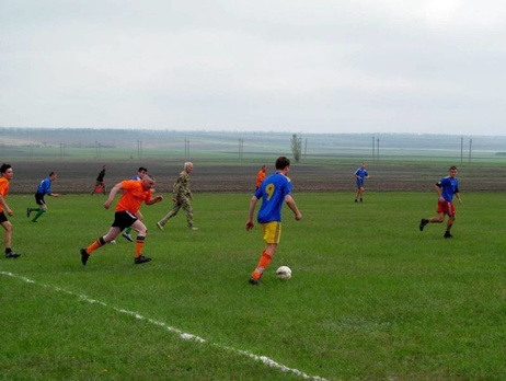 Бойцы АТО сыграли в футбол с гражданскими спортсменами. Фоторепортаж