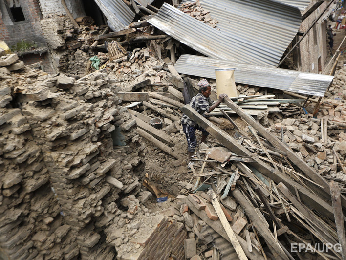 В Непале 105-летний мужчина спасен из-под завалов после недели поисков