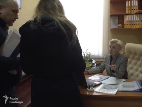 В сельсовете Киевской области напали на журналистов "Схем", у оператора сотрясение мозга