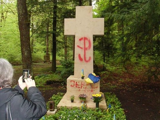 В Мюнхене вандалы в очередной раз осквернили могилу Бандеры
