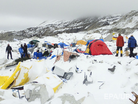 Лавины уничтожили туристические маршруты на Эвересте